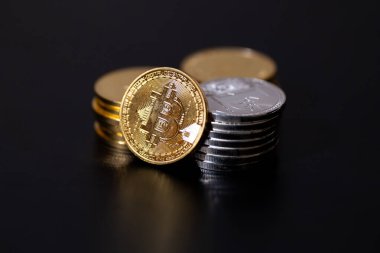 Bitcoin paralar, karanlık bir yüzeye yerleştirilmiş. Dijital varlıklar ve engelleme teknolojisi. Fintech, engelleme zinciri, kripto ticareti veya yatırımla ilgili medyada kullanım için ideal.