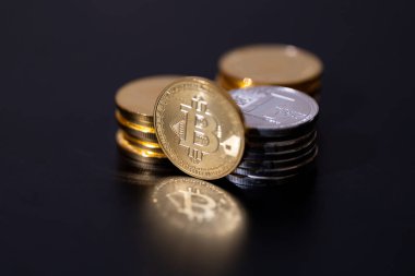 Bitcoin paralar, karanlık bir yüzeye yerleştirilmiş. Dijital varlıklar ve engelleme teknolojisi. Fintech, engelleme zinciri, kripto ticareti veya yatırımla ilgili medyada kullanım için ideal.