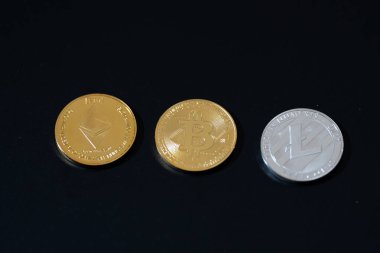 Bitcoin, Ethereum ve Litecoin gibi kripto para birimleri karanlık bir yüzeye yerleştirilmiştir. Fintech, engelleme zinciri, kripto ticareti veya yatırımcılarla ilgili medyada dijital varlıklar ve engelleme teknolojisi.