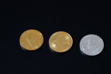 Bitcoin, Ethereum ve Litecoin gibi kripto para birimleri karanlık bir yüzeye yerleştirilmiştir. Fintech, engelleme zinciri, kripto ticareti veya yatırımcılarla ilgili medyada dijital varlıklar ve engelleme teknolojisi.