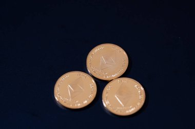 Bitcoin paralar, karanlık bir yüzeye yerleştirilmiş. Dijital varlıklar ve engelleme teknolojisi. Fintech, engelleme zinciri, kripto ticareti veya yatırımla ilgili medyada kullanım için ideal.