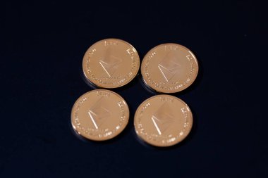 Karanlık bir yüzeye yerleştirilmiş kripto para birimleri Ethereum. Dijital varlıklar ve engelleme teknolojisi. Fintech, engelleme zinciri, kripto ticareti veya yatırımla ilgili medyada kullanım için ideal.