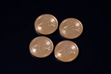 Bitcoin paralar, karanlık bir yüzeye yerleştirilmiş. Dijital varlıklar ve engelleme teknolojisi. Fintech, engelleme zinciri, kripto ticareti veya yatırımla ilgili medyada kullanım için ideal.