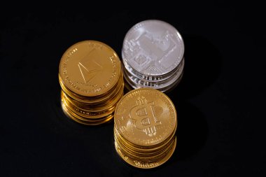 Siyah arka planda Bitcoin, Ethereum ve Litecoin 'i temsil eden metalik altın ve gümüş paralarla kripto para birimi. Kripto yatırımları, dijital zenginlik, engelleme eğilimleri ve ekonomik bozulma