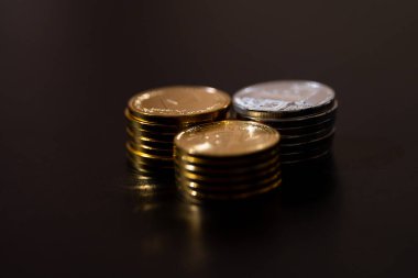 Siyah arka planda Bitcoin, Ethereum ve Litecoin 'i temsil eden metalik altın ve gümüş paralarla kripto para birimi. Kripto yatırımları, dijital zenginlik, engelleme eğilimleri ve ekonomik bozulma