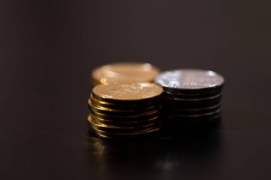 Siyah arka planda Bitcoin, Ethereum ve Litecoin 'i temsil eden metalik altın ve gümüş paralarla kripto para birimi. Kripto yatırımları, dijital zenginlik, engelleme eğilimleri ve ekonomik bozulma