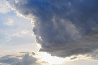 Mavi gökyüzüne karşı pofuduk beyaz ve gri bulutlarla dramatik bulutlar. Çerçevenin altındaki sokak lambaları kentsel bir element ekler. Tasarım veya doğa konsepti için hava durumu ve doğal gökyüzü arkaplanı.