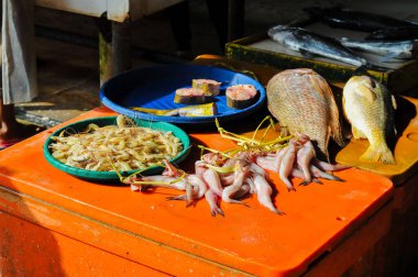 Pazarda taze balık ve sebze