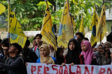 Riau-Indonesia,september 22th 2025 :  a group of students demonstrating in front of the Bengkalis regent's office
