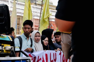 Riau-Indonesia,september 22th 2025 :  a group of students demonstrating in front of the Bengkalis regent's office