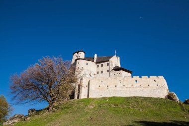Bir Gotik Kalesi ve otel Bobolice, Polonya'da kalıntıları. Kalede Bobolice köyü Jura Krakowsko-Czestochowska. Kartal yuvalarını iz. Kazimierz Wielki döneminde inşa.