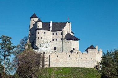Bobolice, Polonya - 28 Nisan, 2018:Ruins Bobolice, Polonya Gotik bir kale. Kalede Bobolice köyü Jura Krakowsko-Czestochowska. Kartal yuvalarını iz.
