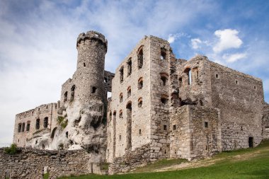 Ogrodzieniec, Podzamcze / Polonya - 5 Mayıs 2018: Ogrodzieniec Castle Village Podzamcze. Upland, Jura Krakowsko-Czestochowska üzerinde kale kalıntıları. Kartal yuvalarını iz.