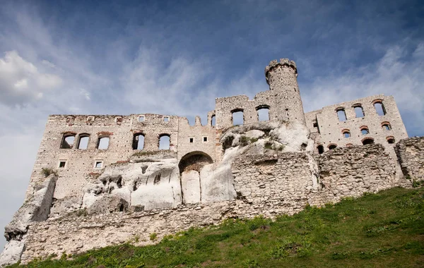 Ogrodzieniec, Podzamcze / Polonya - 5 Mayıs 2018: Panorama Ogrodzieniec Castle Village Podzamcze üzerinde. Kartal yuvalarını iz.