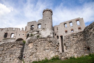 Ogrodzieniec, Podzamcze / Polonya - 5 Mayıs 2018: Ogrodzieniec Castle Village Podzamcze. Upland, Jura Krakowsko-Czestochowska üzerinde kale kalıntıları. Kartal yuvalarını iz.