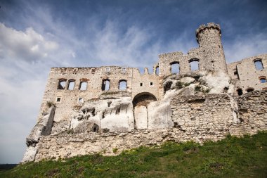Ogrodzieniec, Podzamcze / Polonya - 5 Mayıs 2018: Ogrodzieniec Castle Village Podzamcze. Upland, Jura Krakowsko-Czestochowska üzerinde kale kalıntıları. Kartal yuvalarını iz.