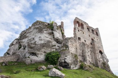 Ogrodzieniec, Podzamcze / Polonya - 5 Mayıs 2018: eski kale duvarı köyün Podzamcze. Upland, Jura Krakowsko-Czestochowska üzerinde kale kalıntıları. Kartal Nests.Ogrodzieniec, Podzamcze iz / Polonya - 5 Mayıs 2018: eski kale duvarı 