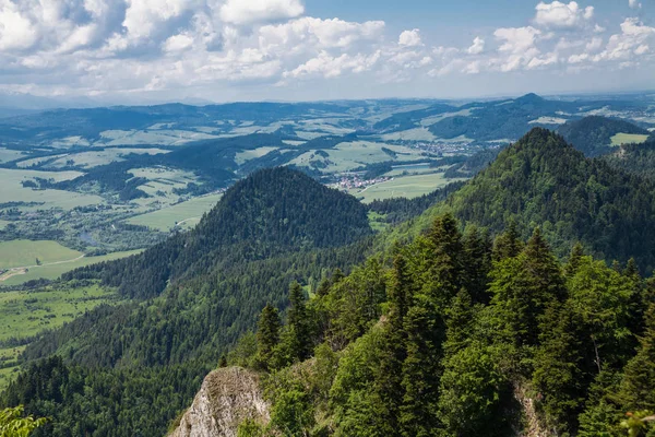 Sromowce köyü nehir kıyısında dağın tepesinden görüntüleyin. Bialy Dunajec Pieniny içinde üç kron tepesinden görüntüleyin. Pieniny, Trzy Korony en yüksek tepe.