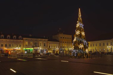 Oswiecim, Polonya - 24 Aralık 2017: Gece şehrin ana Meydanı. Başlanmasıyla ana meydanın etrafında. Toplantı insanlar için kentin merkezi noktası yerleştirin. Oswiecim mimarisinde.