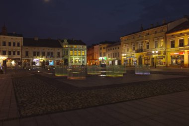 Oswiecim, Polonya - 24 Aralık 2017: Gece şehrin ana Meydanı. Başlanmasıyla ana meydanın etrafında. Toplantı insanlar için kentin merkezi noktası yerleştirin. Oswiecim mimarisinde.