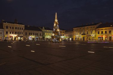Oswiecim, Polonya - 24 Aralık 2017: Gece şehrin ana Meydanı. Başlanmasıyla ana meydanın etrafında. Toplantı insanlar için kentin merkezi noktası yerleştirin. Oswiecim mimarisinde.