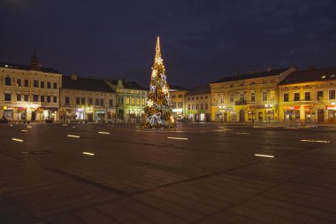 Oswiecim, Polonya - 24 Aralık 2017: Gece şehrin ana Meydanı. Başlanmasıyla ana meydanın etrafında. Toplantı insanlar için kentin merkezi noktası yerleştirin. Oswiecim mimarisinde.