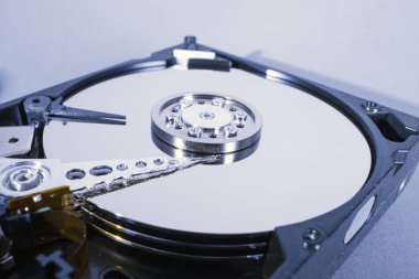 Sabit disk sürücüsü tabağı. Açık hdd sabit disk. Veri kurtarma bozuk ortam. Disk baş yukarıda plakaları