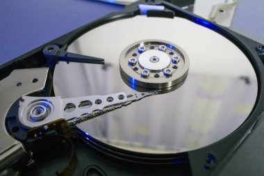 Sabit disk sürücüsü tabağı. Açık hdd sabit disk. Veri kurtarma bozuk ortam. Disk baş yukarıda plakaları