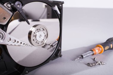 Sabit disk sürücüsü tabağı. Açık hdd sabit disk. Veri kurtarma bozuk ortam. Disk baş yukarıda plakaları
