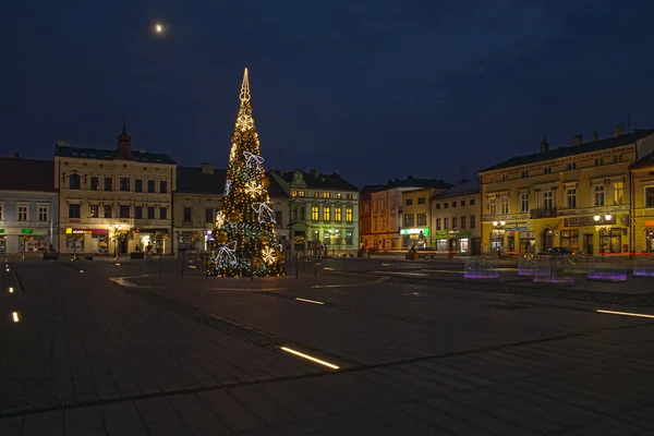 Oswiecim, Polonya - 24 Aralık 2017: Gece şehrin ana Meydanı. Başlanmasıyla ana meydanın etrafında. Toplantı insanlar için kentin merkezi noktası yerleştirin. Oswiecim mimarisinde.