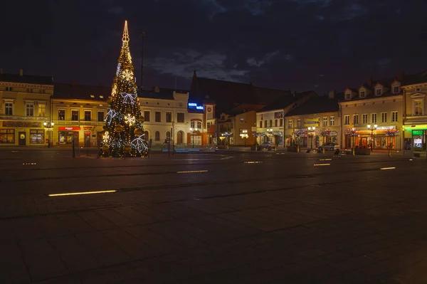 Oswiecim Πολωνία Δεκεμβρίου 2017 Κεντρική Πλατεία Της Πόλης Νύχτα Κατοικίες — Φωτογραφία Αρχείου