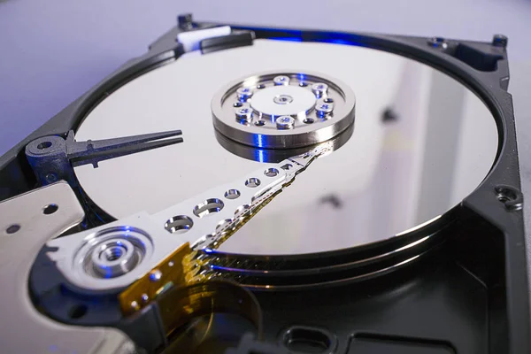 Sabit disk sürücüsü tabağı. Açık hdd sabit disk. Veri kurtarma bozuk ortam. Disk baş yukarıda plakaları