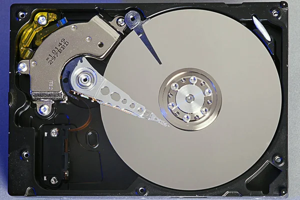 硬盘驱动器盘 打开硬盘硬盘 从损坏的介质中恢复数据 盘头以上板 — 图库照片