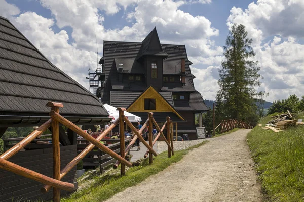 Dağ barınak, Donay Nehri üzerinde üç kron. Dağlar üç kron (Trzy Korony) Lehçe Pieniny olduğunu. Pieniny Milli Parkı.