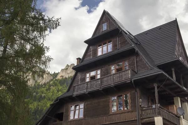 Dağ barınak, Donay Nehri üzerinde üç kron. Dağlar üç kron (Trzy Korony) Lehçe Pieniny olduğunu. Pieniny Milli Parkı.