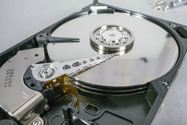 Sabit disk sürücüsü tabağı. Açık hdd sabit disk. Veri kurtarma bozuk ortam. Disk baş yukarıda plakaları