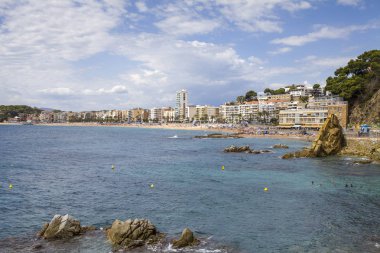 Sahil Lloret de kumlu ve kayalık Katalanca Costa Brava üzerinde plajlar Mar. sahilde güzel bir şehir. Playa de Lloret, Akdeniz kumsalda insanlar.