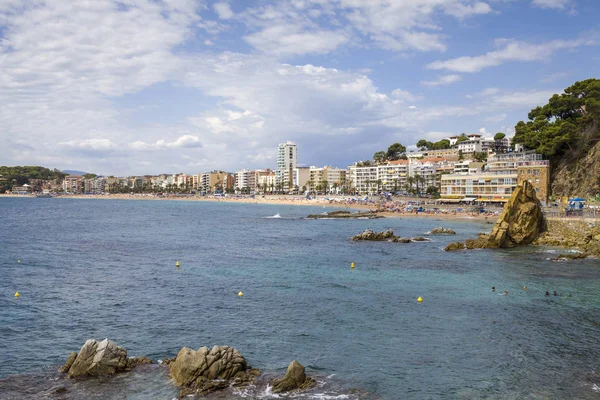 Sahil Lloret de kumlu ve kayalık Katalanca Costa Brava üzerinde plajlar Mar. sahilde güzel bir şehir. Playa de Lloret, Akdeniz kumsalda insanlar.