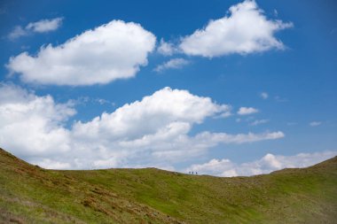 Batı tartra manzara. Baraniec dağ tepe Batı Tatras, Slovakya için trail. Güzel dağ zirveleri mavi gökyüzü altında.