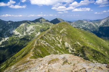 Dağ iz Baraniec, Batı Tatras, Slovakya'nın en yüksek tepeler için. Slovakça Tatra Dağları güzel sahne dağ kulübesine yolda.