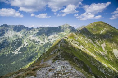 Dağ iz Baraniec, Batı Tatras, Slovakya'nın en yüksek tepeler için. Slovakça Tatra Dağları güzel sahne dağ kulübesine yolda.