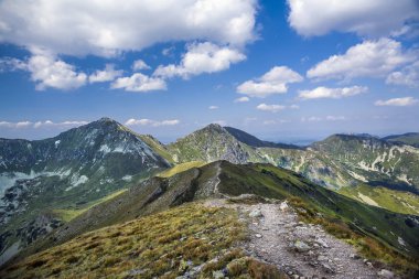 Dağ iz Baraniec, Batı Tatras, Slovakya'nın en yüksek tepeler için. Slovakça Tatra Dağları güzel sahne dağ kulübesine yolda.