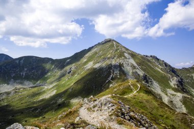 Dağ iz Baraniec, Batı Tatras, Slovakya'nın en yüksek tepeler için. Slovakça Tatra Dağları güzel sahne dağ kulübesine yolda.
