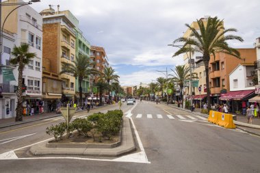 Bir Lloret de Mar / İspanya - 27 Haziran, 2018:Shops ve kafeler yakın: Lloret de dar sokaklarında Mar. Downtown Lloret, İspanya. Şehrin sokaklarında yürürken turist.