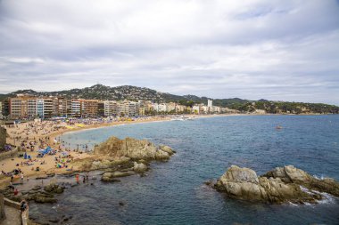 Costa Brava haritasında şehir Lloret de Mar Beach. Güzel bir plaj tatil köyü İspanya. Binaları ve oteller plajda.