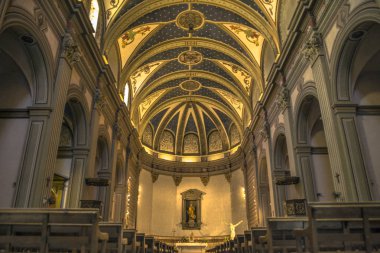 Tossa de Mar / İspanya - 27 Haziran 2018: Tossa de Sant Vicenc kilise içinin Mar. aydınlatmalı kilise kubbe. Şapel ile şehir merkezinde Meryem heykeli.