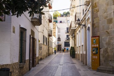 Tossa de Mar / İspanya - 27 Haziran 2018: sokaklar ve binalar şehir Tossa de Mar, İspanya. Evler arasındaki dar geçit. Mağazalar ve restoranlar Merkezi.