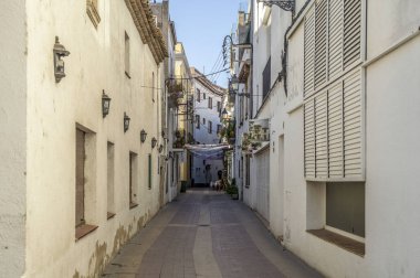 Tossa de Mar / İspanya - 27 Haziran 2018: sokaklar ve binalar şehir Tossa de Mar, İspanya. Evler arasındaki dar geçit. Mağazalar ve restoranlar Merkezi.