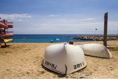 Tossa de Mar / İspanya - 27 Haziran 2018: tekneler sahilde. Platja de Canyelles plaj. Bir Lloret de mar ve Tossa de Mar. İspanyol sahilde Costa Brava