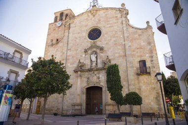 Tossa de Mar / İspanya - 27 Haziran 2018: Tossa de Sant Vicenc Kilisesi kentin Meryem heykeli ile Mar. Şapel Merkezi.